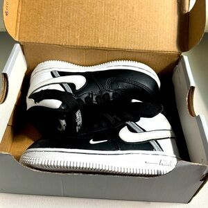 Hard to find Air Force 1s size 8c